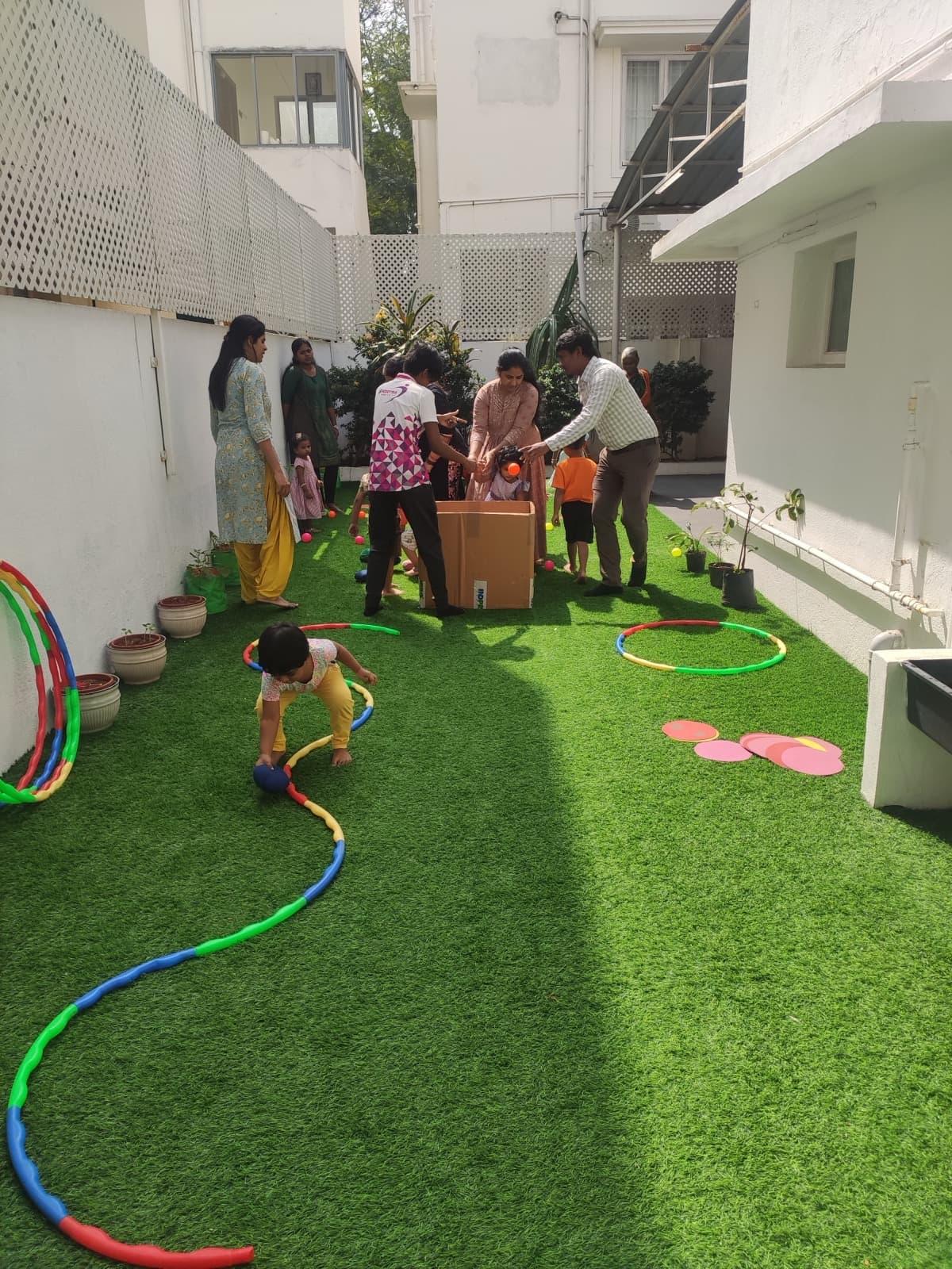 Young children in a Sportsa KLAP session